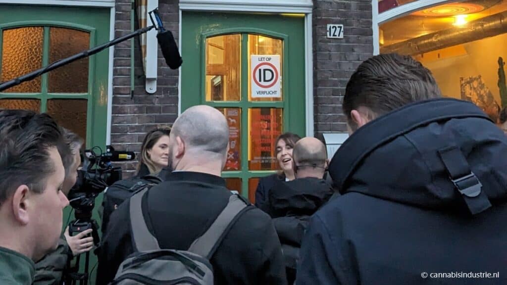 Wachten met journalisten bij het officiele persmoment van de start van het wietexperimentin Breda bij coffeeshop de Baron
