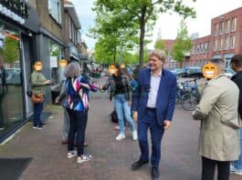 Burgemeester Jan Hamming van Zaanstad komt aan bij Coffeeshop Smokery op maandag 17 juni bij de eerste dag dat het experiment gesloten coffeeshopketen officieel van start gaat.