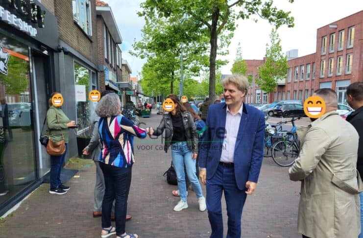 Burgemeester Jan Hamming van Zaanstad komt aan bij Coffeeshop Smokery op maandag 17 juni bij de eerste dag dat het experiment gesloten coffeeshopketen officieel van start gaat.