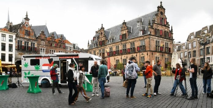 G38UqT_XoAAXX63 De CannaStemBus in Nijmegen
