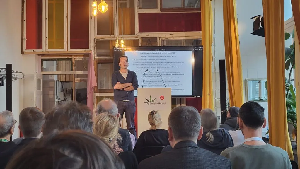 Oliver Rabbat spreekt tijdens CaNoKo 2025 over verschillende rechtszaken met als centraal thema cannabis en verkeer.
