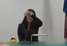 Fractievoorzitter van de lokale PvdA in Haarlemmermeer Kim Denie met zakje wiet