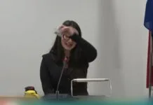 Fractievoorzitter van de lokale PvdA in Haarlemmermeer Kim Denie met zakje wiet