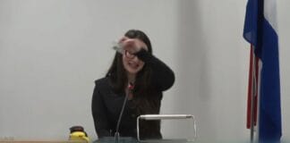 Fractievoorzitter van de lokale PvdA in Haarlemmermeer Kim Denie met zakje wiet