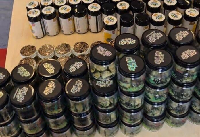 Coffeeshop New York in Rotterdam betrapt op voorraad in garagebox van 26 kilo